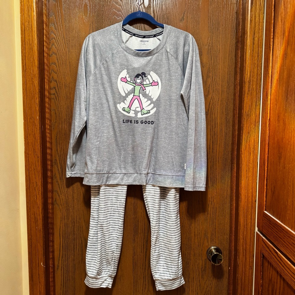 Life Is Good Sz L velour pajamas, 2 piece gray, snow angel, super soft